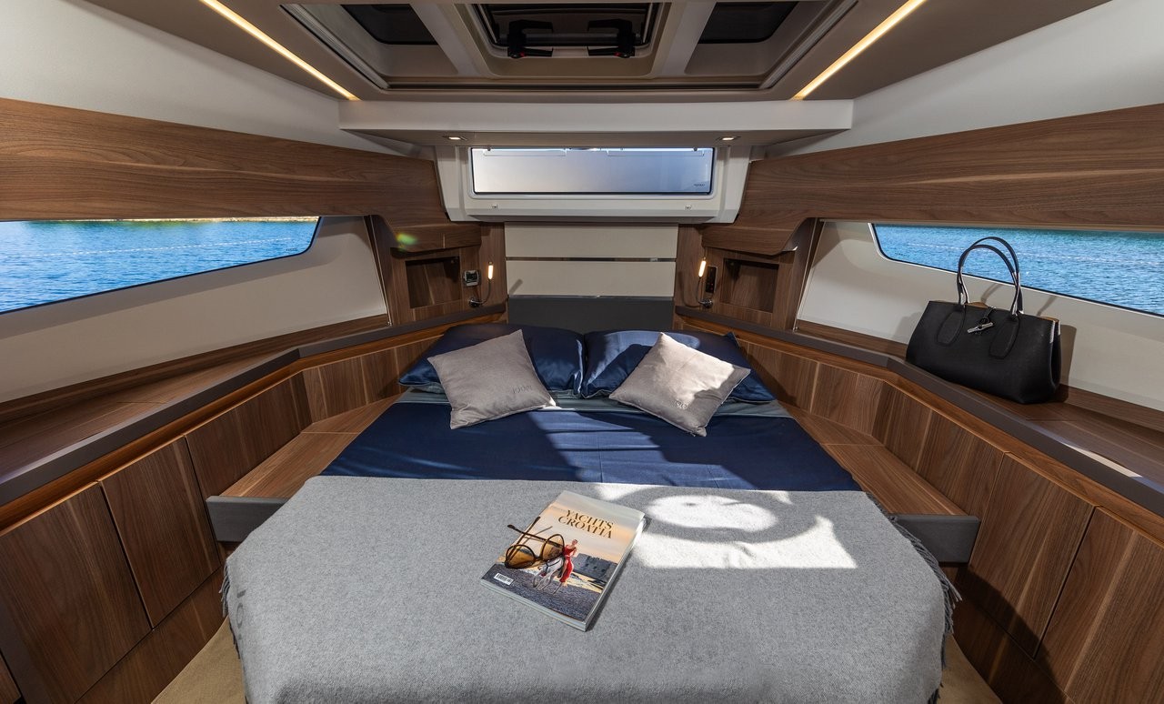 Sealine F430, Lomar | Yacht Charter Croatia