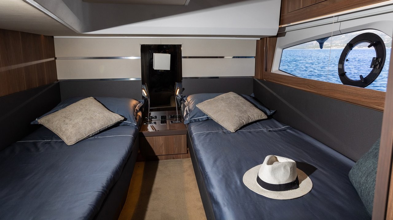 Sealine F430, Lomar | Yacht Charter Croatia