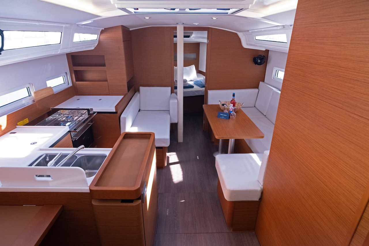 Sun Odyssey 410, Midnight Kiss | Noleggio di Yacht Croazia