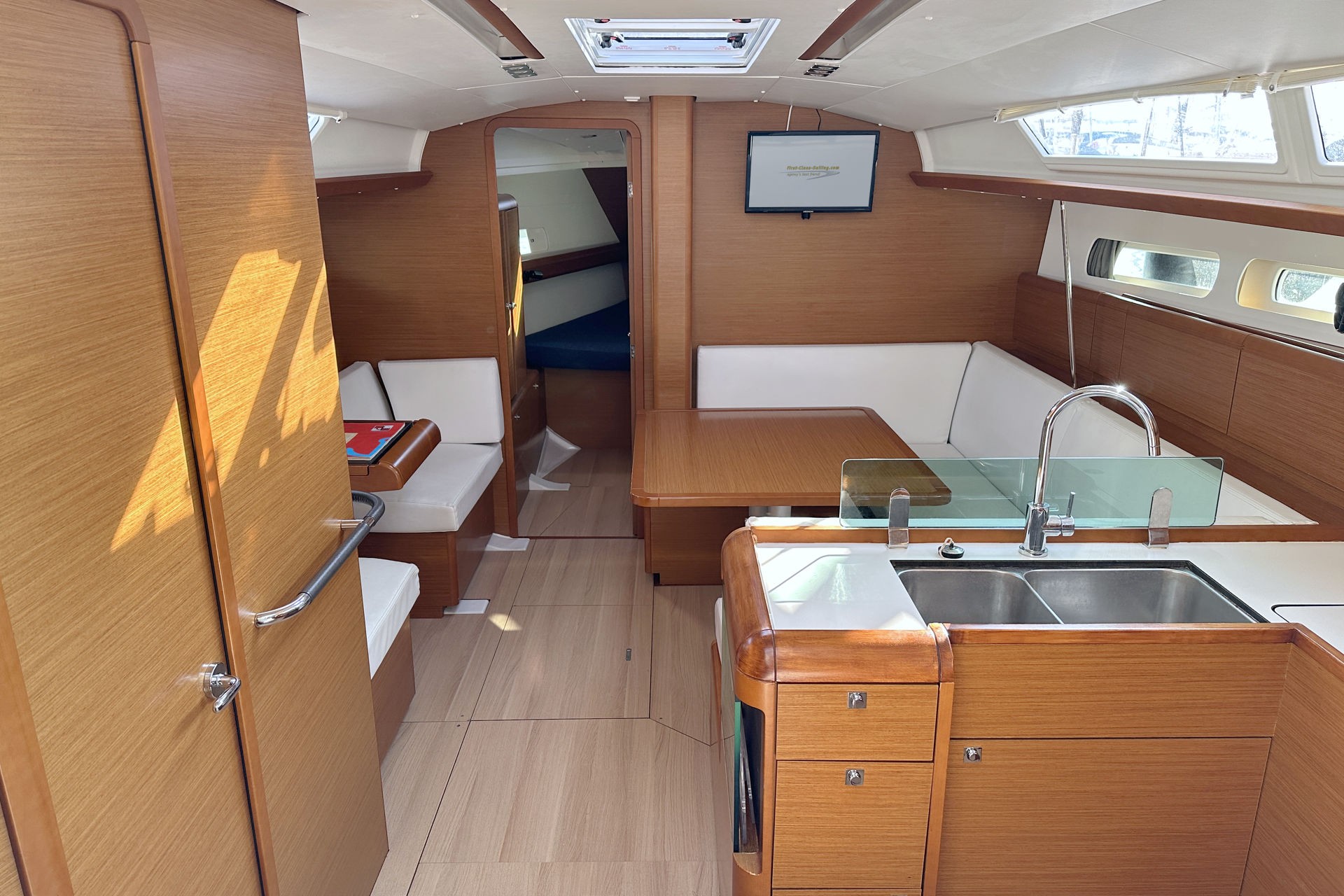 Sun Odyssey 419, Happy Welcome | Yacht Charter Croatia