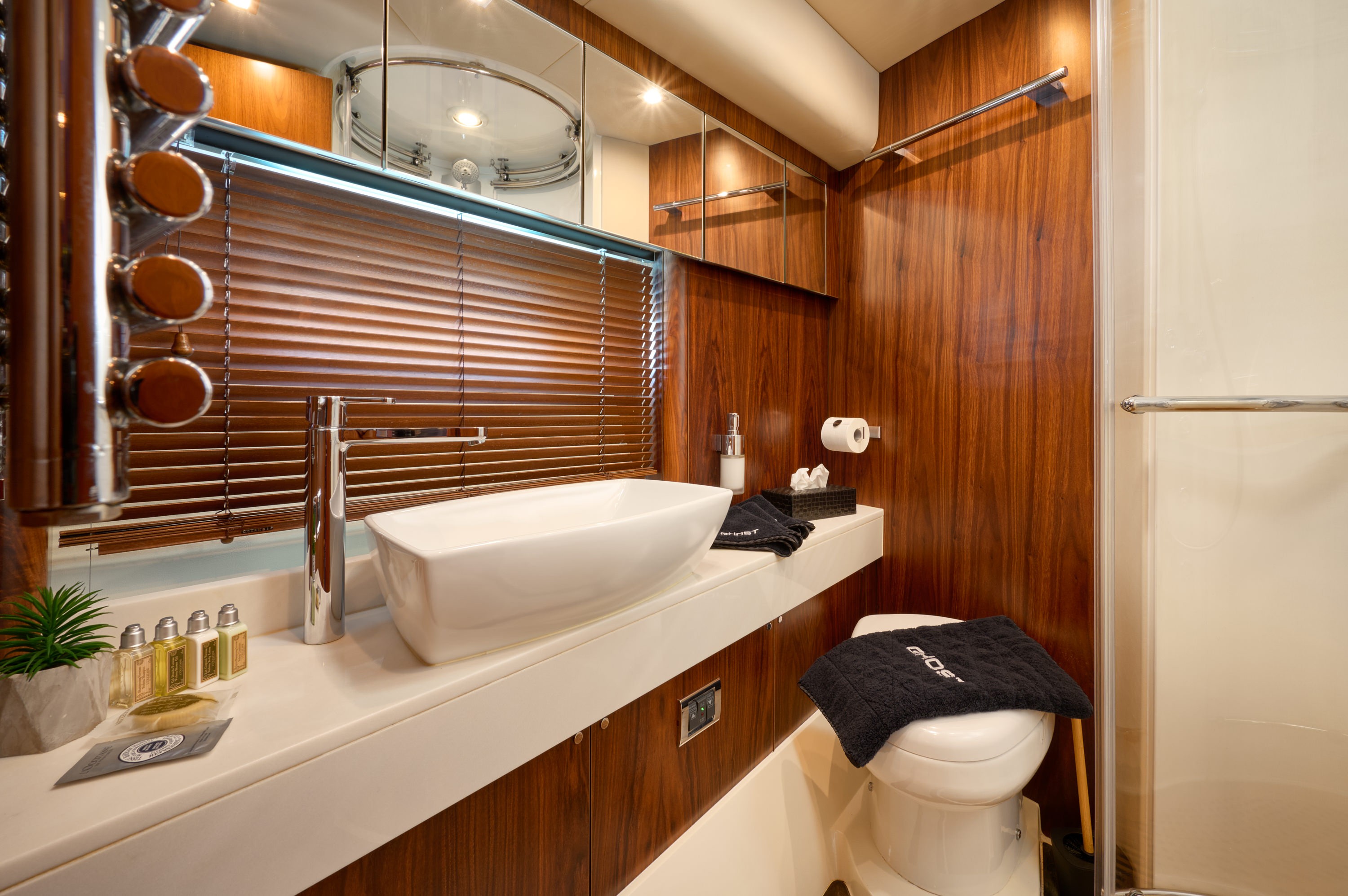 Sunseeker Predator 72, Ghost | Noleggio di Yacht Croazia