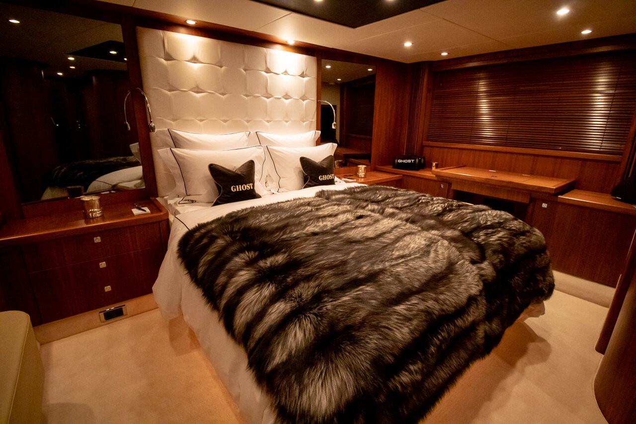 Sunseeker Predator 72, Ghost | Noleggio di Yacht Croazia