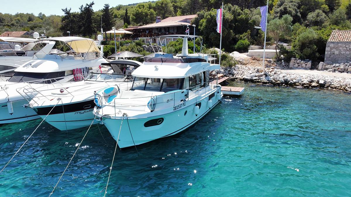 Swift Trawler 41, Moritz | Yacht Charter Croatia
